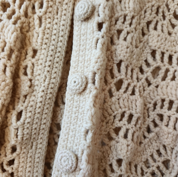 Beautiful beige crocheted poncho - Picture 4 of 4